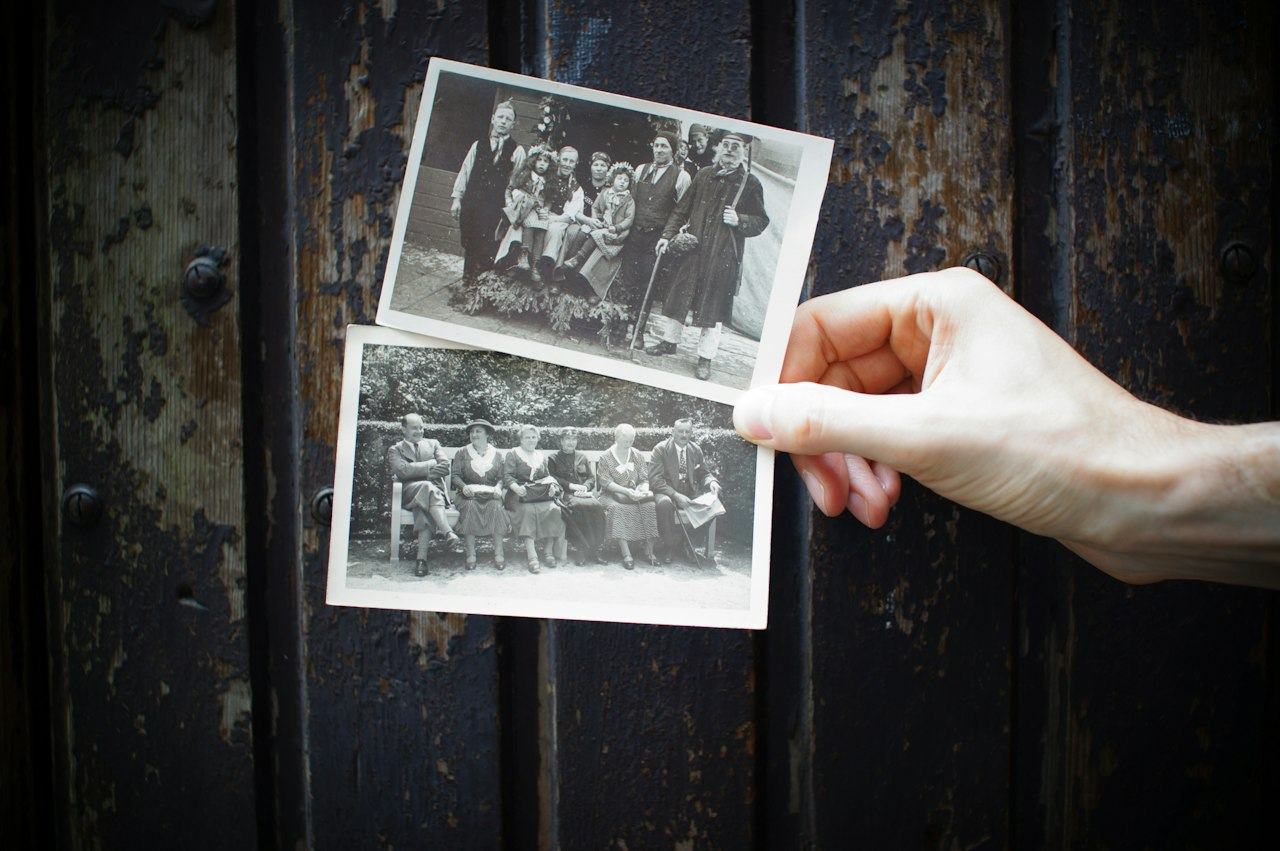 Mano sosteniendo fotos antiguas de familia